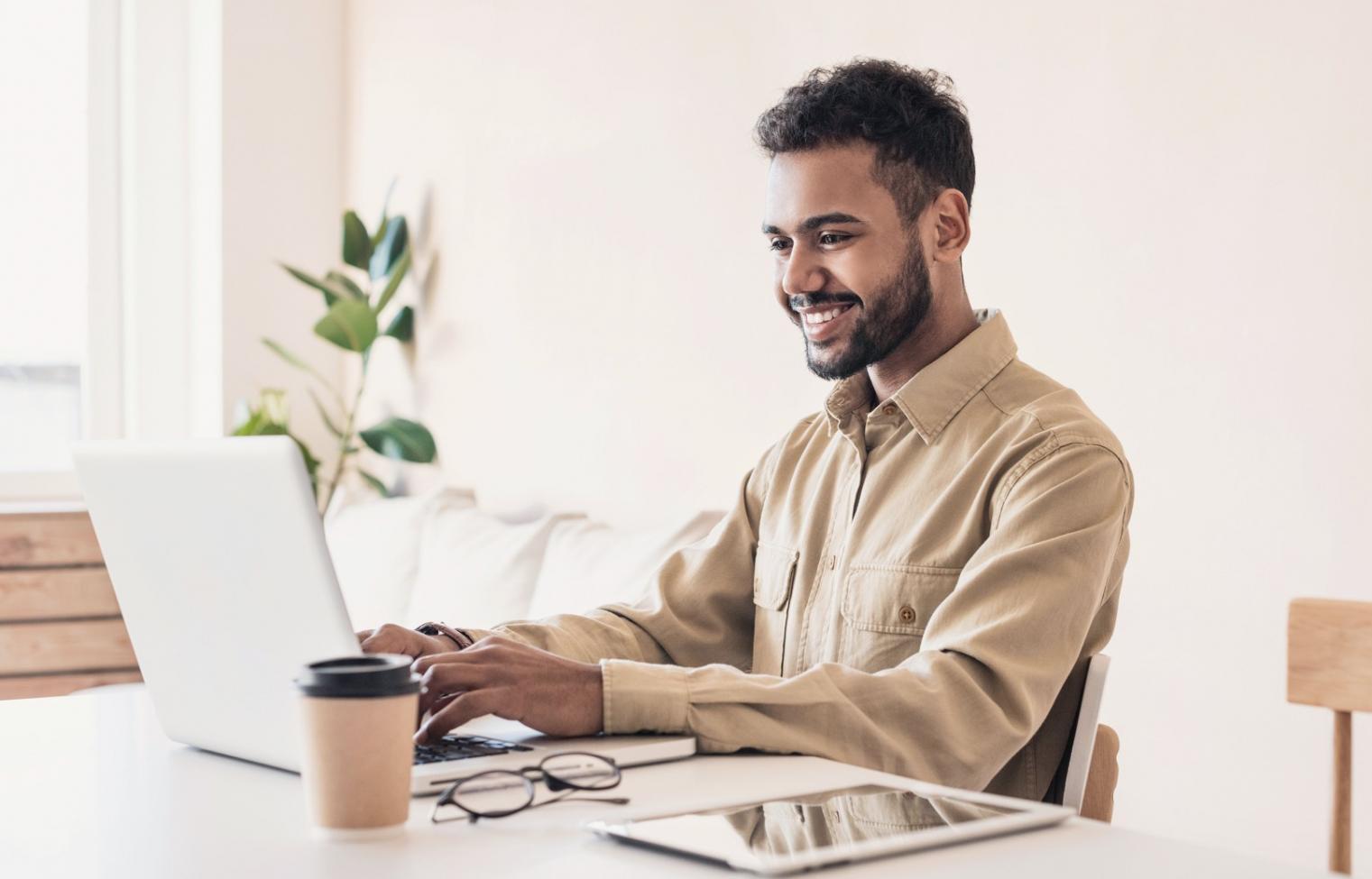 Strukturiertes Lernmaterial auf einem Schreibtisch mit Notizen und Laptop