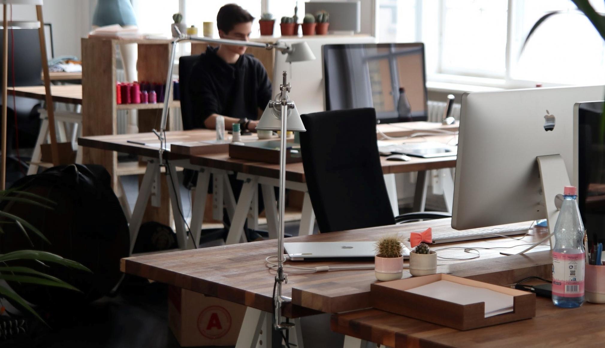 Verschiedene digitale Geräte zeigen Lernmaterialien in unterschiedlichen Formaten